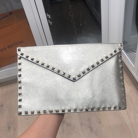 ❌SOLD❌Valentino ROCKSTUD POUCH - Picture 6 of 7